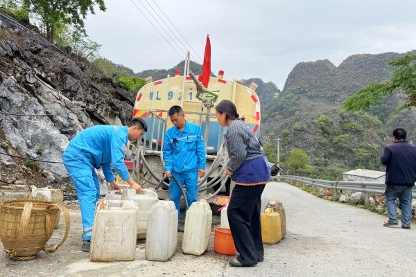 凌云通鴻用灑水車為瑤族同胞送水_副本 凌云通鴻用灑水車為瑤族同胞送水_副本
