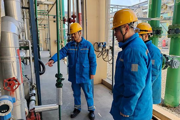 2.蔡總在廠區指導工作400600