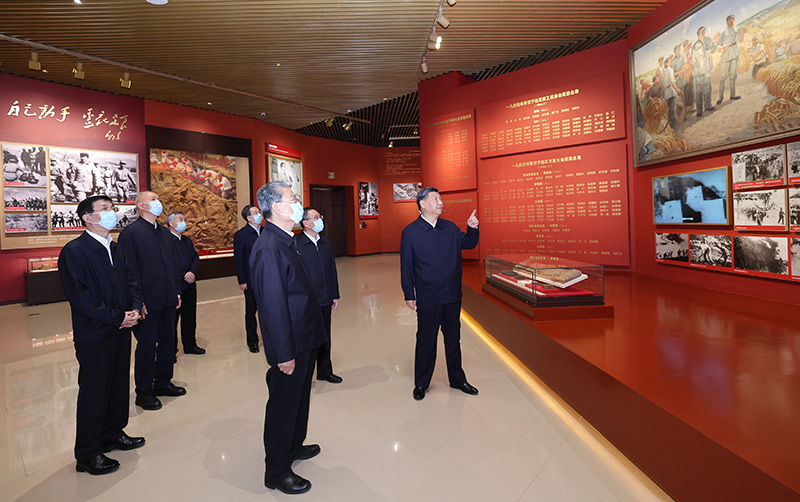 　　10月27日，中共中央總書(shū)記、國(guó)家主席、中央軍委主席習(xí)近平帶領(lǐng)中共中央政治局常委李強(qiáng)、趙樂(lè)際、王滬寧、蔡奇、丁薛祥、李希，瞻仰延安革命紀(jì)念地。這是習(xí)近平等在延安革命紀(jì)念館，參觀《偉大歷程——中共中央在延安十三年歷史陳列》。