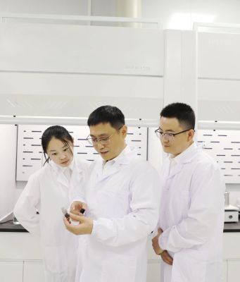 2.楊樹全在指導(dǎo)開展生物質(zhì)熱裂解及成型實(shí)驗(yàn)